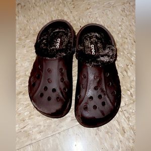 Brown fuzzy crocs🤎
